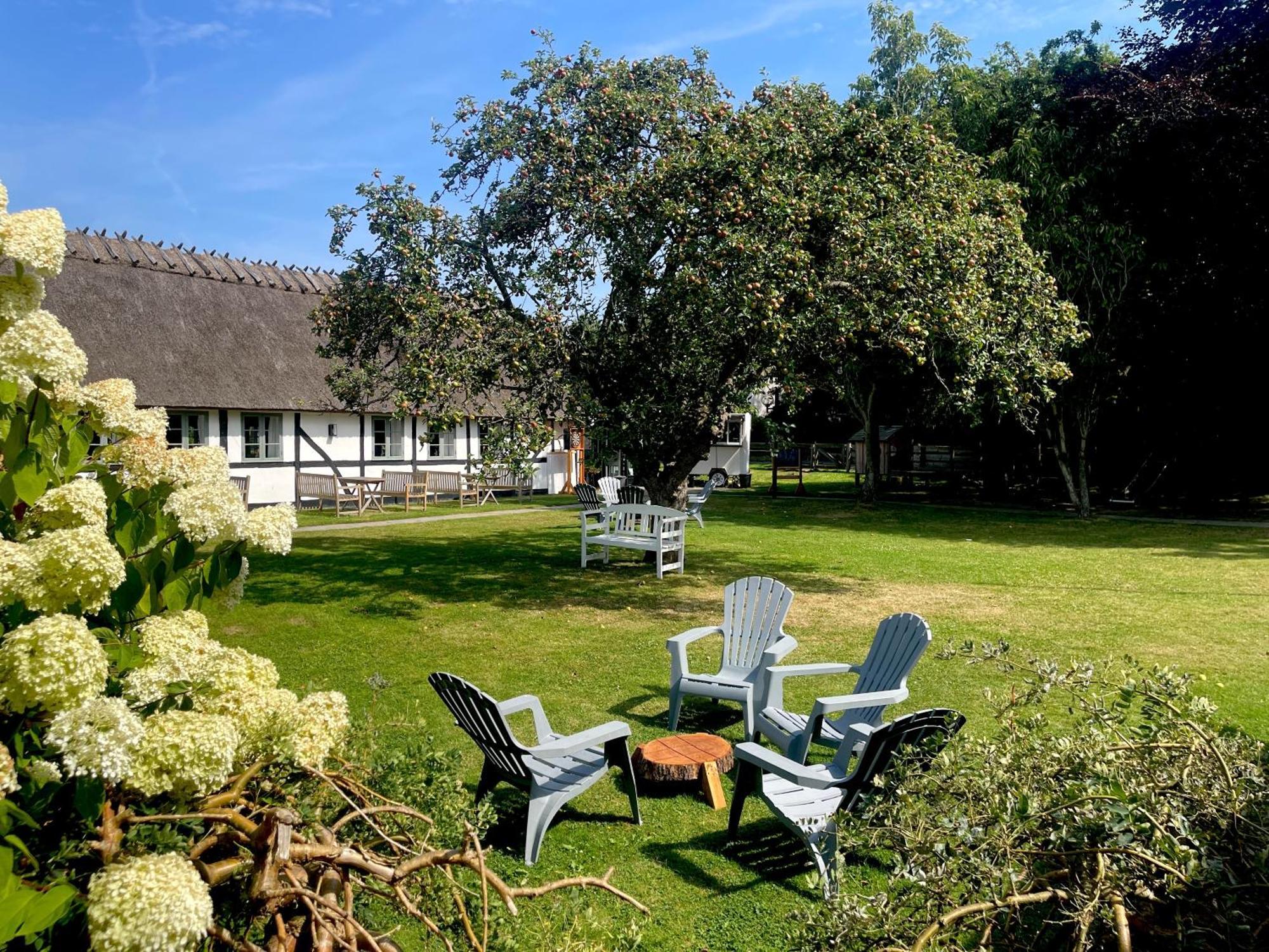 Kirsebaerkroen - The Inn Between Præstø Exteriör bild