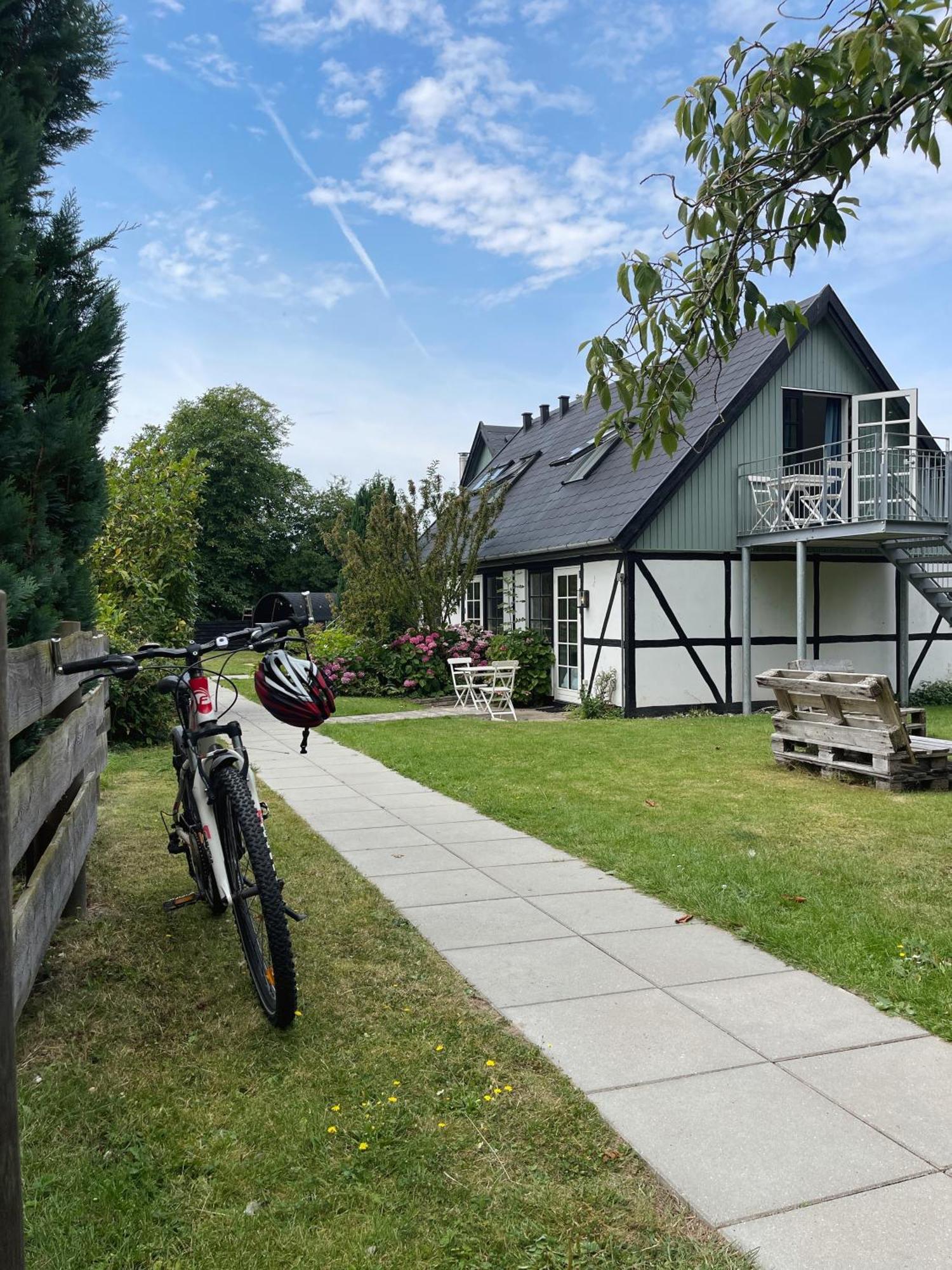 Kirsebaerkroen - The Inn Between Præstø Exteriör bild