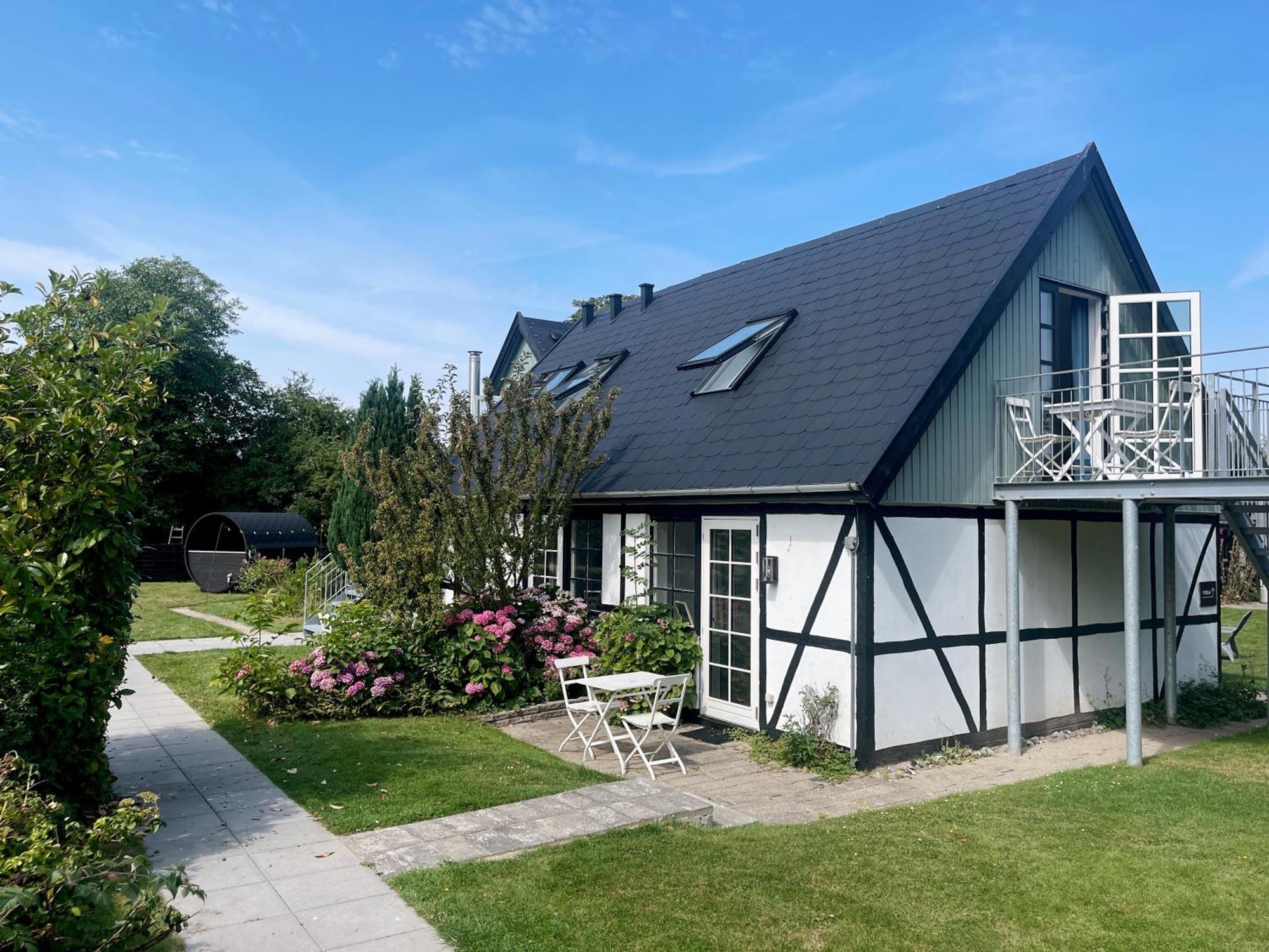 Kirsebaerkroen - The Inn Between Præstø Exteriör bild